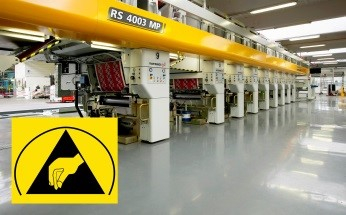 Produktionshalle mit ESD-Warnsymbol für empfindliche Bauteile.