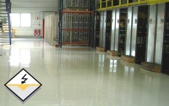 Glänzender Boden im Lager mit Warnsymbol für elektrische Ableitung.